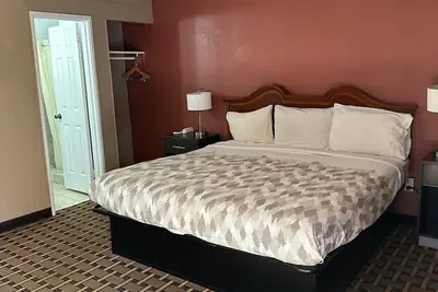 Photo 4 - Americas Best Value Inn Franklin