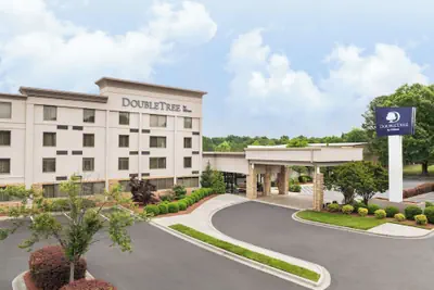 Photo 2 - DoubleTree by Hilton Greensboro Airport