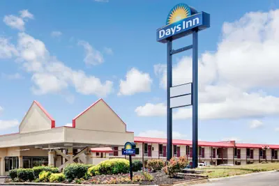 Photo 2 - Days Inn by Wyndham Knoxville West