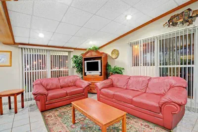 Photo 5 - Express Inn