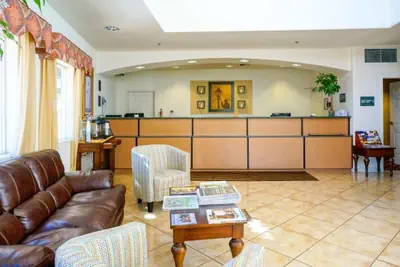 Photo 5 - Lamplighter Inn & Suites