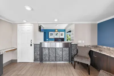 Photo 3 - Executive Inn Hotel