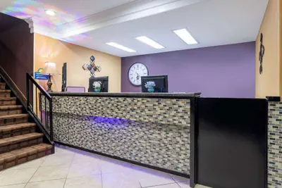 Photo 3 - Days Inn by Wyndham Anderson IN