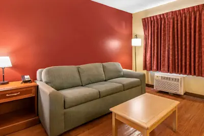 Photo 4 - Econo Lodge Inn & Suites Maingate Central