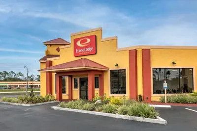 Photo 2 - Econo Lodge Inn & Suites Maingate Central