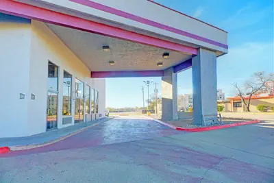 Photo 2 - Travelers inn by OYO Wichita Falls