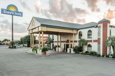 Photo 2 - Days Inn by Wyndham New Braunfels