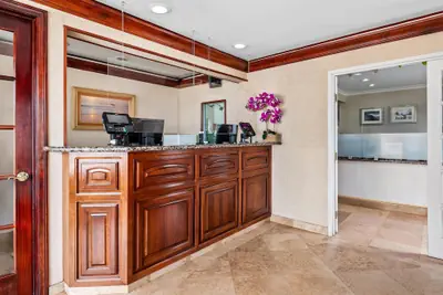 Photo 4 - SureStay Hotel by Best Western Santa Monica