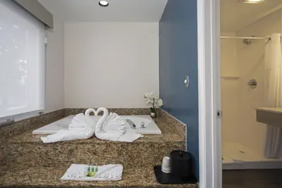 Photo 5 - SureStay Hotel by Best Western Santa Monica