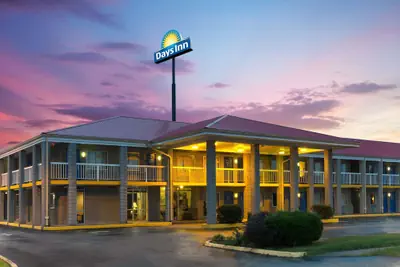 Photo 2 - Days Inn by Wyndham Richmond