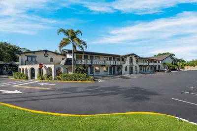 Photo 2 - Quality Inn & Suites Altamonte Springs Orlando-North
