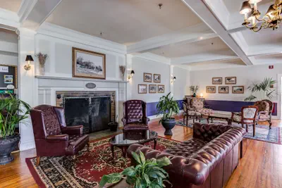 Photo 4 - Lakeside Inn