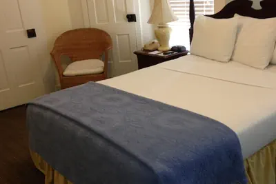 Photo 5 - Lakeside Inn