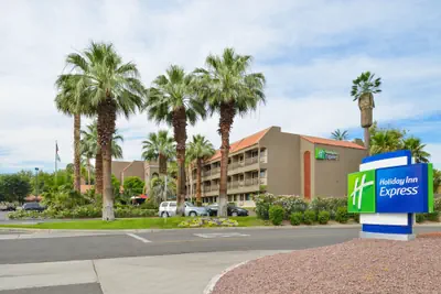 Photo 2 - Holiday Inn Express Palm-Desert by IHG