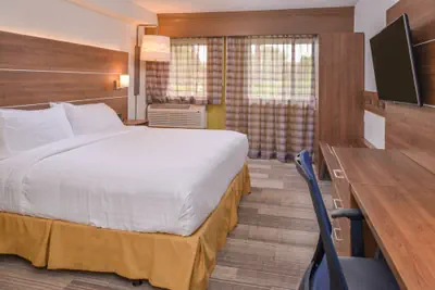 Photo 4 - Holiday Inn Express Palm-Desert by IHG