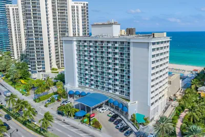 Photo 2 - Ramada Plaza by Wyndham Marco Polo Beach Resort