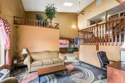 Photo 3 - Econo Lodge Inn & Suites Fairview Heights - St. Louis