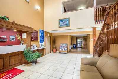 Photo 5 - Econo Lodge Inn & Suites Fairview Heights - St. Louis