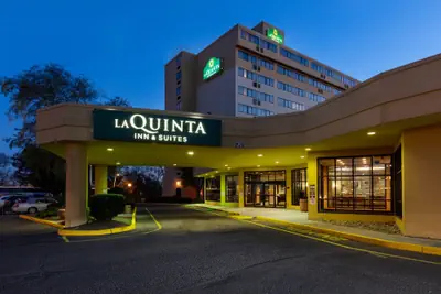 Photo 2 - La Quinta Inn & Suites by Wyndham Secaucus Meadowlands