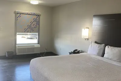 Photo 5 - Days Inn by Wyndham Moss Point Pascagoula