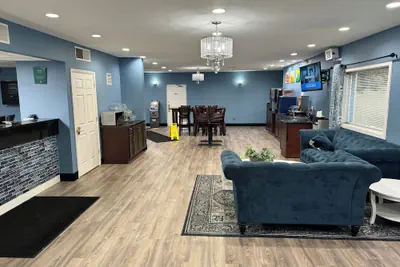 Photo 2 - Quality Inn & Suites Cincinnati Uptown Norwood