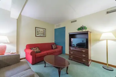 Photo 2 - Eco Lodge Inn & Suites Bentonville near I 49