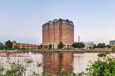 Photo 2 - DoubleTree Suites by Hilton Hotel Boston - Cambridge