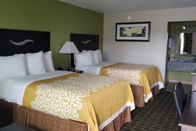 Photo 2 - Days Inn by Wyndham West Memphis