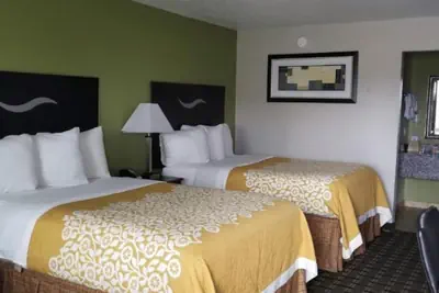 Photo 5 - Days Inn by Wyndham West Memphis