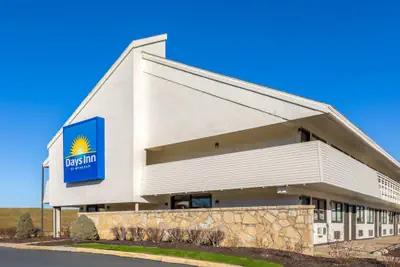 Photo 2 - Days Inn by Wyndham Kansas City Northeast