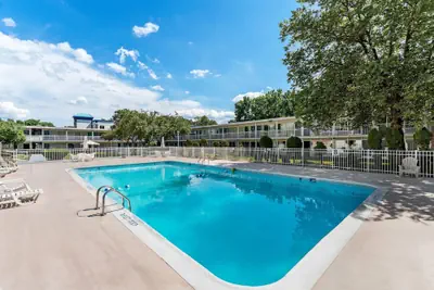 Photo 2 - Howard Johnson by Wyndham Albany