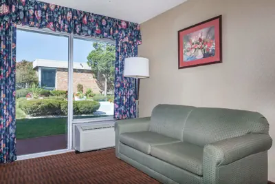 Photo 5 - Howard Johnson by Wyndham Albany