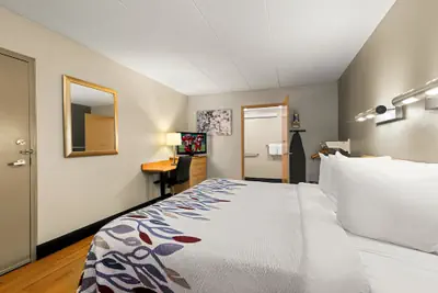Photo 5 - Red Roof Inn Salem