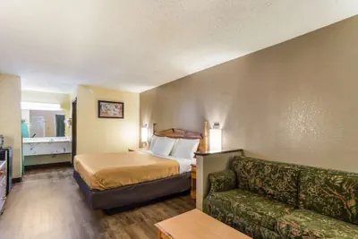 Photo 5 - Econo Lodge Clinton - Jackson West