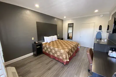 Photo 4 - Budget Inn of Hayward