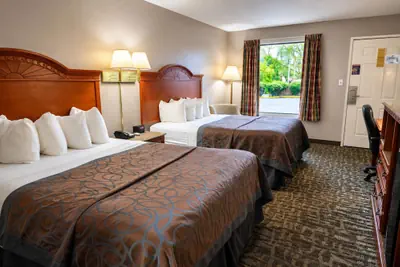 Photo 4 - Days Inn by Wyndham Apple Valley Pigeon Forge/Sevierville