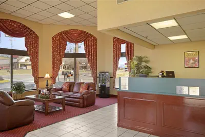 Photo 2 - Days Inn by Wyndham Apple Valley Pigeon Forge/Sevierville
