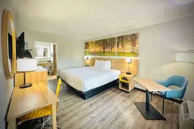 Photo 3 - Days Inn by Wyndham WestEnd Alexandria,VA Washington DC Area