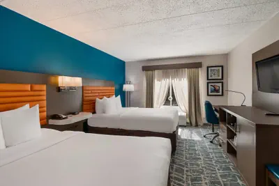 Photo 2 - Comfort Inn Falls Church - Tysons Corner