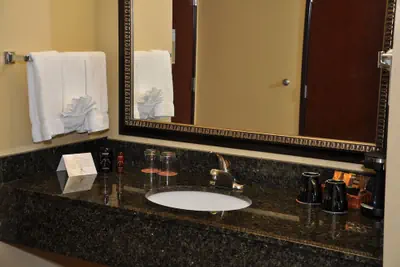 Photo 3 - Oxford Suites Portland - Jantzen Beach