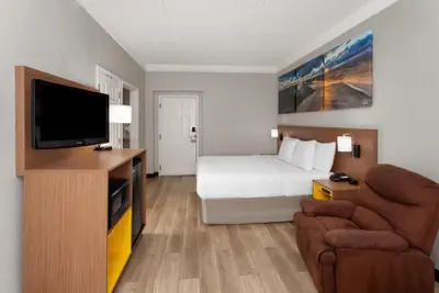 Photo 2 - Days Inn & Suites by Wyndham Arlington Heights