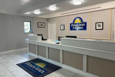 Photo 5 - Days Inn & Suites by Wyndham Arlington Heights