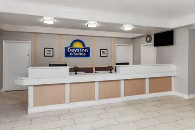 Photo 3 - Days Inn & Suites by Wyndham Arlington Heights