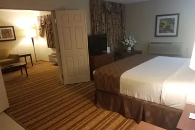 Photo 4 - Rock Island Inn & Suites Marshalltown