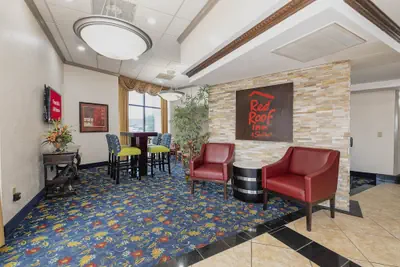 Photo 3 - Red Roof Inn & Suites Macon