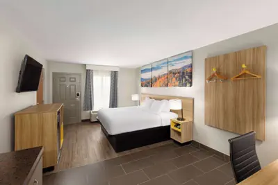Photo 5 - Days Inn by Wyndham Clarksville North