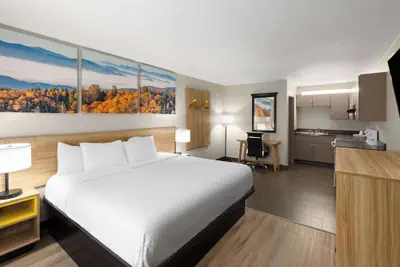 Photo 4 - Days Inn by Wyndham Clarksville North