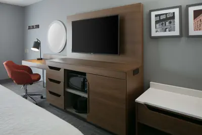 Photo 5 - Hampton Inn Dubuque
