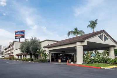 Photo 2 - Howard Johnson by Wyndham Fullerton/Anaheim Conference Cntr