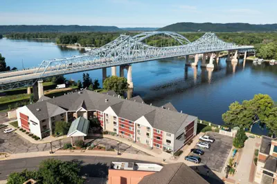 Photo 2 - Courtyard by Marriott La Crosse